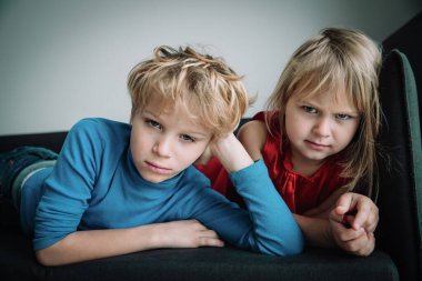 Erkek ve kız kardeş kızgın ve evde kalmaktan sıkılmış.