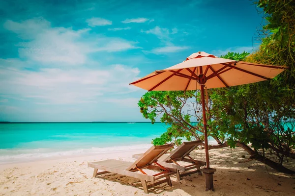 Dos sillas de playa en vacaciones de mar tropical — Foto de Stock