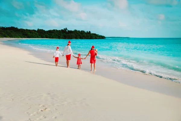 Οικογένεια με παιδιά με τα πόδια σε τροπική παραλία Χριστούγεννα — Φωτογραφία Αρχείου