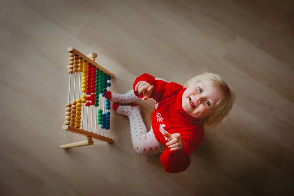 Liten flicka leker med abacus, lärande nummer — Stockfoto