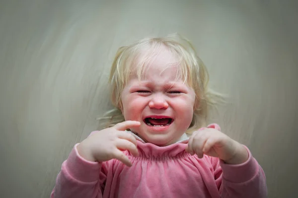 Triste chorando bebê menina, criança com dor, estresse infantil — Fotografia de Stock