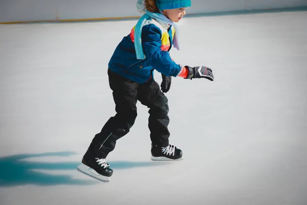 Ung pojke skridskor på is på vintern, barn säsongsbetonad sport — Stockfoto