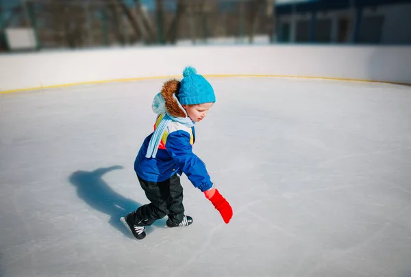Jeune garçon patinant sur glace en hiver, sport saisonnier pour enfants — Photo