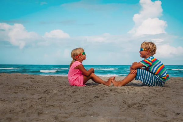 Mignon garçon et fille jouer sur la plage tropicale — Photo