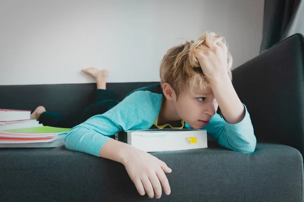 Fiú fáradt és stresszes tanulás, csinál házi feladatot — Stock Fotó