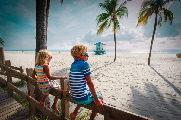 Niño y niña mirando la playa tropical con palmeras, familia de vacaciones en Florida — Foto de Stock