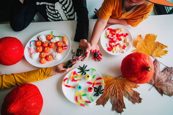 Fête d'Halloween. Enfants partageant bonbons, astuces ou friandises — Photo