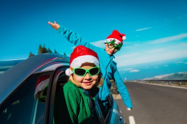 Yılbaşı arabası seyahati. Mutlu oğlan ve kız kışın seyahat eder.