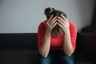 Stresli kadın, umutsuzluk ve depresyon kavramı, keder ve sorunlar