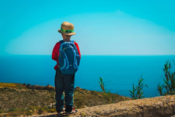 Petit garçon voyage dans les montagnes à la mer, enfant randonnée dans la nature, vacances à Malte — Photo