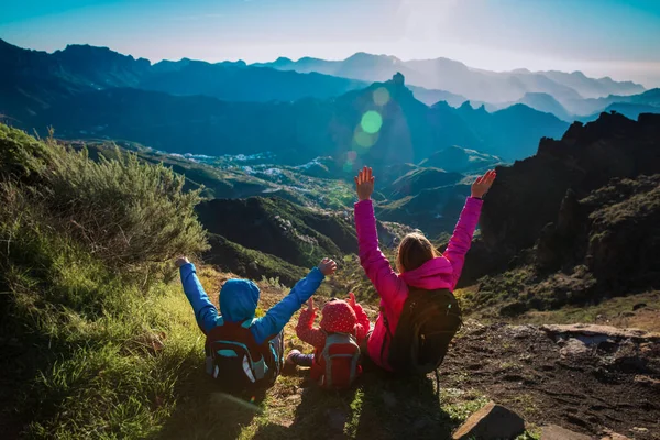 Happy Family-mamma med barn-resor i Sunset Mountains — Stockfoto