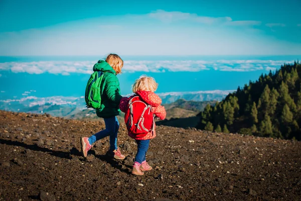 Små flickor reser i bergen, familj vandring — Stockfoto