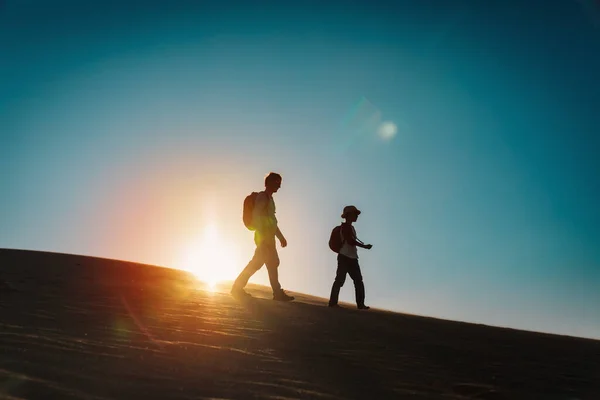 Siluety otce a syna a cestování při západu slunce — Stock fotografie