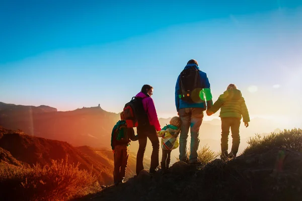 Famille avec enfants voyage en montagne au coucher du soleil — Photo