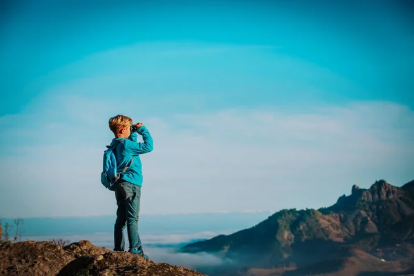 Kleiner Junge mit Fernglas in den Bergen — Stockfoto