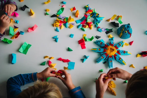 Niños haciendo manualidades de origami con papel, aprendiendo — Foto de Stock