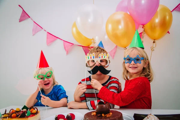Bambini felici godono di giocare alla festa di compleanno — Foto Stock