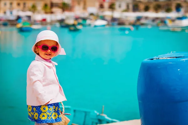 Linda menina viajando em Malta, Europa — Fotografia de Stock