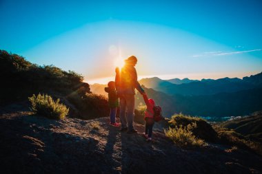 Babam ve çocuklarım gün batımında dağlara seyahat ederler.