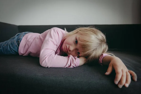 Niño triste y cansado, estrés de niña, agotamiento de niños — Foto de Stock