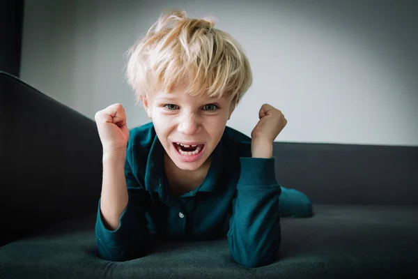 Agresywne wściekłe dziecko konfliktu, chłopiec krzyczy i pokazuje pięści — Zdjęcie stockowe