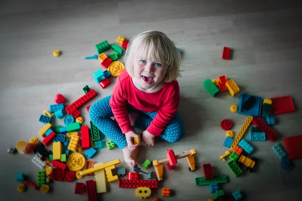 Gritando menina com brinquedos em casa, depressão e tristeza conceito — Fotografia de Stock