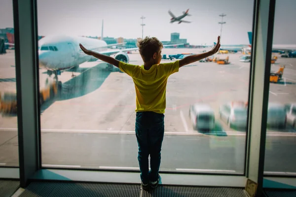 Niño mirando aviones en el aeropuerto —  Fotos de Stock