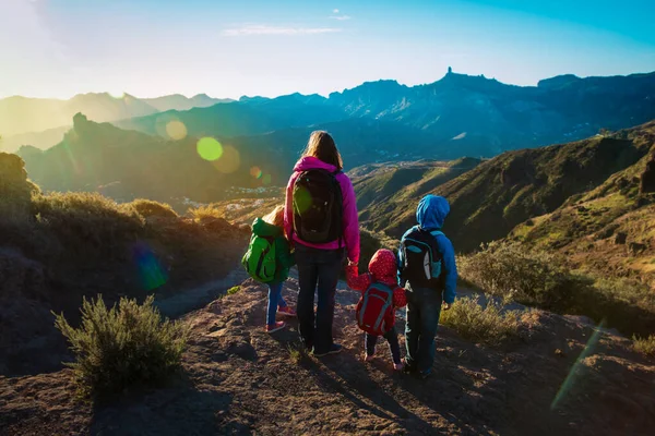 Heureux famille mère avec enfants- Voyage dans les montagnes du coucher du soleil — Photo
