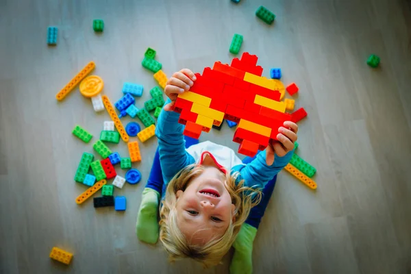 Menina feliz gosta de brincar com blocos de plástico coloridos — Fotografia de Stock