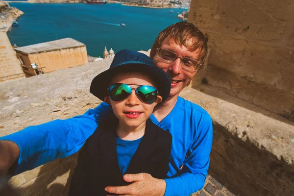 Pai feliz e filho pequeno fazendo selfie enquanto viaja em Malta — Fotografia de Stock