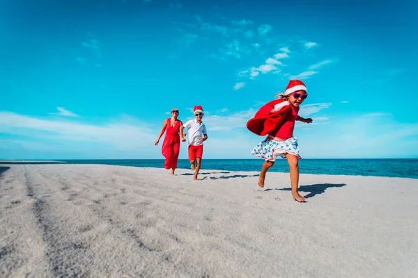 Glückliche Familie - Mutter mit Kindern - laufen und Spaß am Weihnachtsstrand haben — Stockfoto