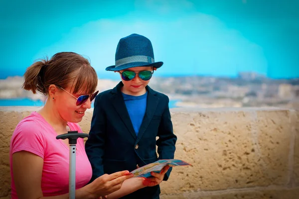 Mother and son looking at map while travel in Malta, Europe — Stock Photo, Image