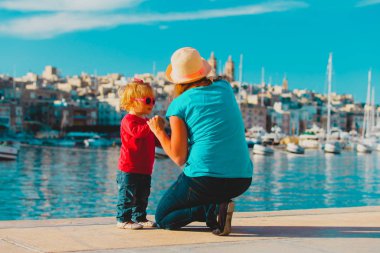 Anne ve küçük kızı Valetta iskelesinde, Malta