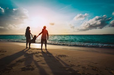 mutlu aile çocuklarla oyun sunset Beach