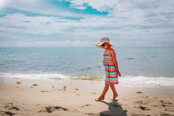 Niedliches kleines Mädchen spazieren auf Zehenspitzen im Sommerurlaub am Strand — Stockfoto
