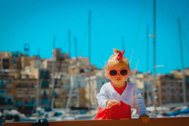 Küçük kız limanda seyahat ediyor, mutlu çocuk Valetta, Malta 'da