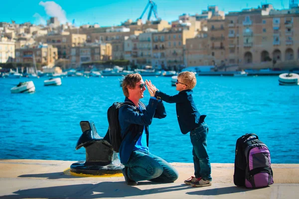 Отец и маленький сын дай пять на набережной Мальты, Европа — стоковое фото