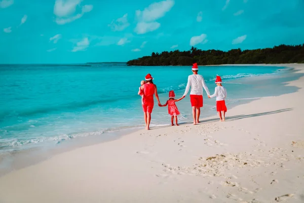 Familia feliz con niños en vacaciones tropicales de Navidad — Foto de Stock