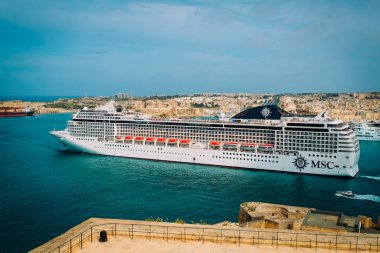 Valetta, Malta - 25 Nisan 2015 - Bayan Seaview Gemi Valetta limanından ayrılıyor.