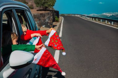 Yılbaşı aile seyahati konsepti, Noel Baba şapkalı aile yolda.