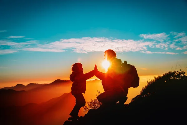 Père et petite fille aiment voyager dans les montagnes au coucher du soleil — Photo