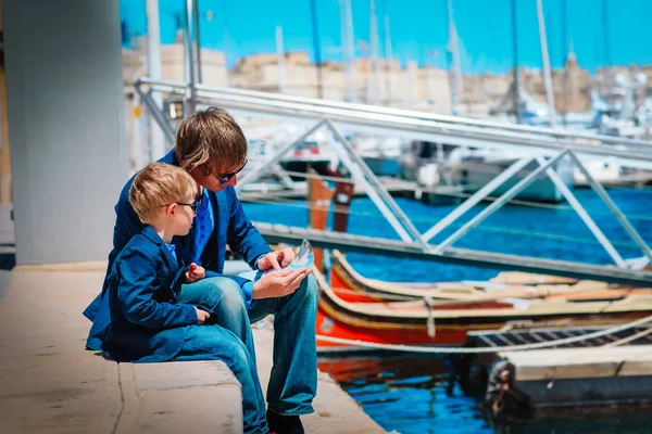 Ojciec i synek patrzą na mapę na nabrzeżu Valetta, Malta — Zdjęcie stockowe
