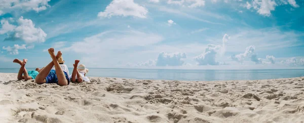 Ojciec z synem i córką relaks na plaży wakacje, panorama — Zdjęcie stockowe