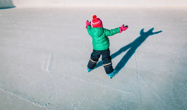 Boldog kislány megtanul télen korcsolyázni — Stock Fotó