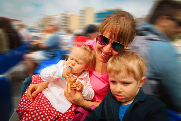 Madre con hijo pequeño e hija en paseo en barco público — Foto de Stock