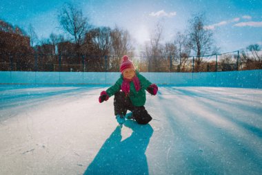 sevimli küçük kız kış doğada kaymak öğrenme
