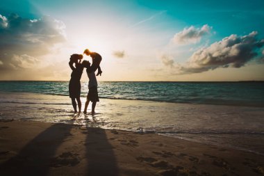 mutlu aile çocuklarla oyun sunset Beach
