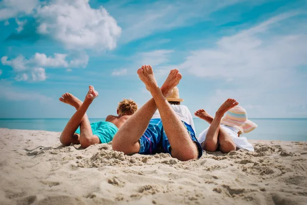 Ojciec z synem i córką relaks na wakacjach na plaży — Zdjęcie stockowe