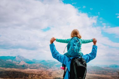 mutlu baba küçük kızı ile seyahat doğada