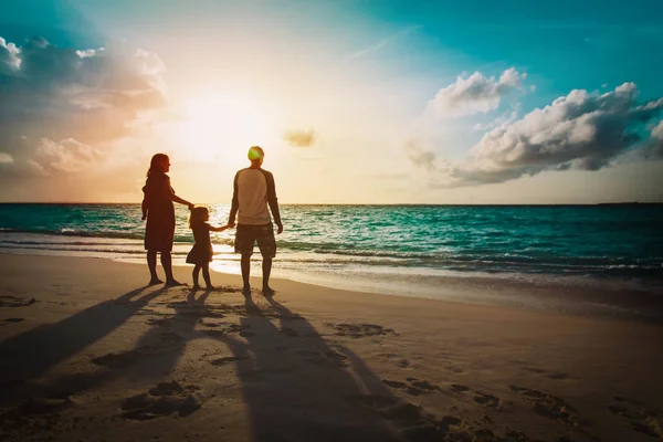 Família feliz com crianças em jogo na praia do por do sol — Fotografia de Stock